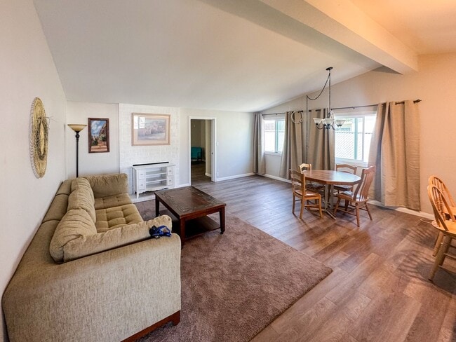 Foto del edificio - Spacious 3 Bedroom, 2 Bath Home with Large...