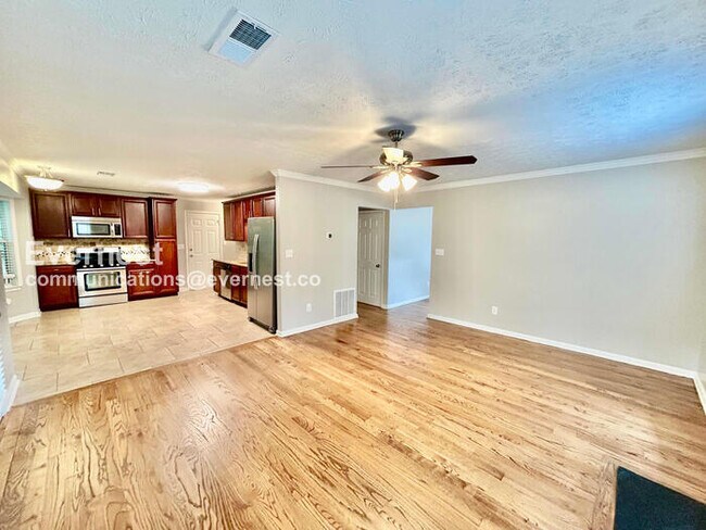 Building Photo - Limited Time Special Offer / 5 Bed, 2.5 Bath Home with Garage / Pet-Friendly / Available Now!