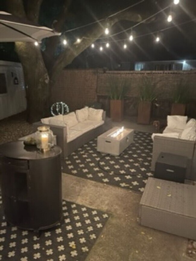 Building Photo - Furnished or Unfurnished 2 Bedroom- 1 Bath...