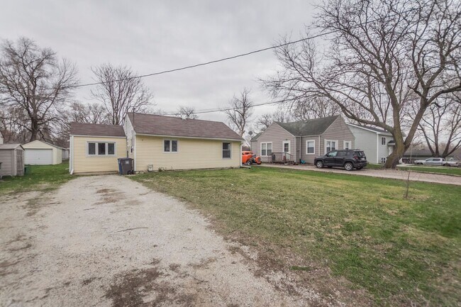 Building Photo - Spacious 4 bedroom 1 bath home- Located on...