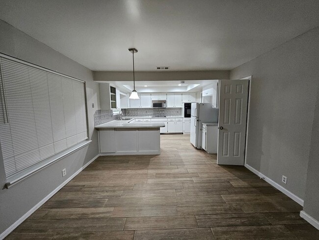 Building Photo - Beautiful 3 bed 2 bath house, Ready for Re...