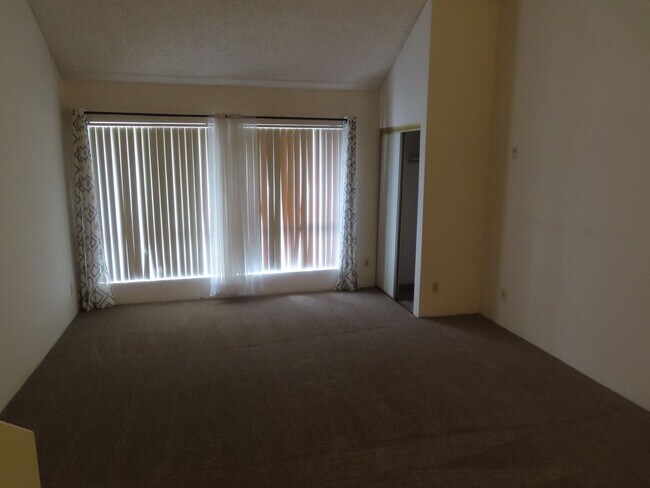 Foto del edificio - Loft Style One Bedroom Condo in Mission Valley