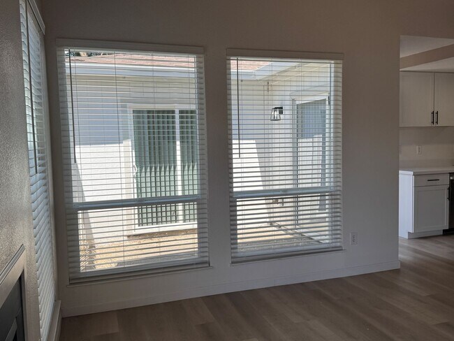 Foto del edificio - Completely Remodeled Three Bed, Two Bath D...