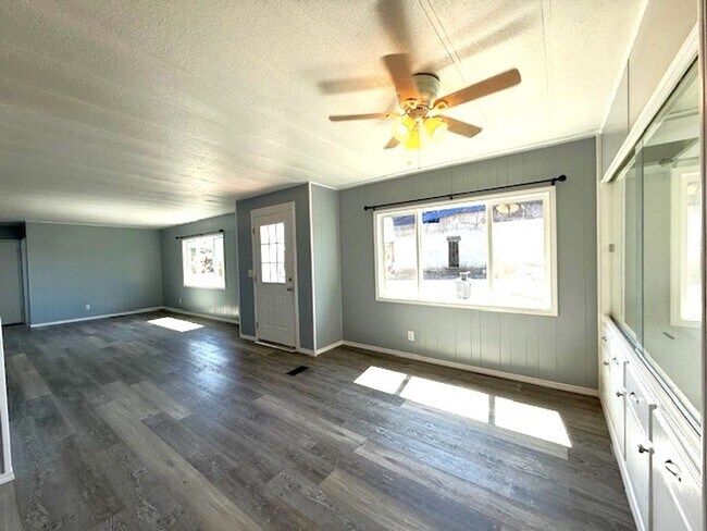 Foto del edificio - MF Home 3 Bedroom 2 Bath Dayton OR
