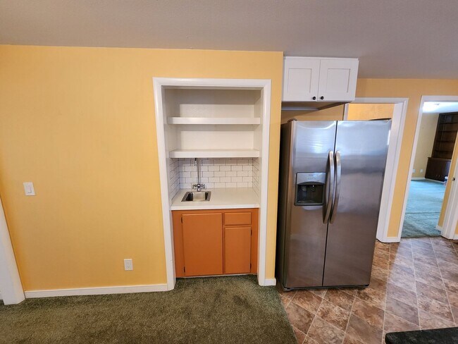 Building Photo - Large 3 bedroom home!