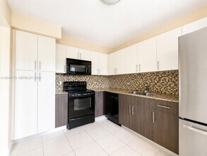 Building Photo - 405 Lakeview Dr