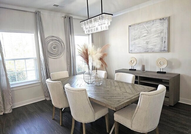 Foto del edificio - 3700 SF 4/4 Available Now!