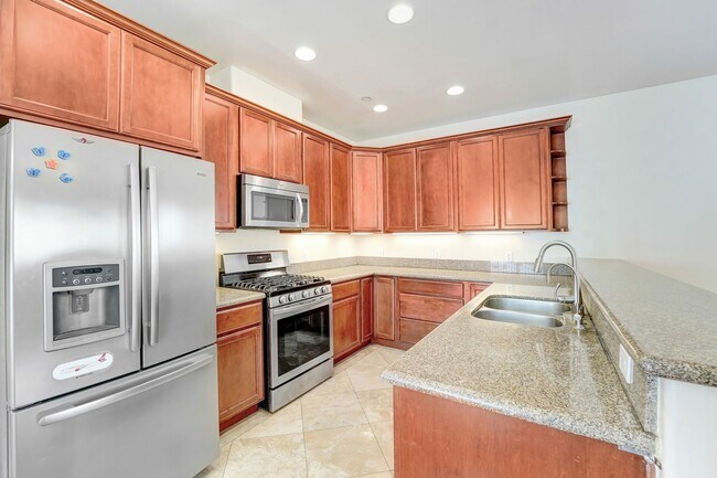 Building Photo - Spacious 3 Bedroom 2.5 Bath Available Now!