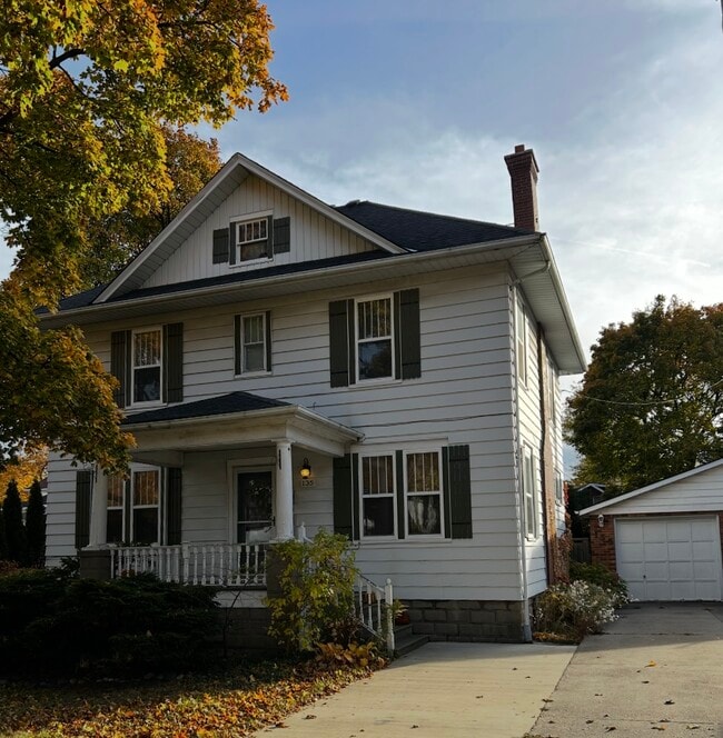 Building Photo - 135 Maria St