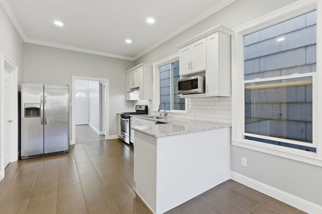 Foto del edificio - Bright & Modern 2BR Flat with Driveway Parking — Newly Renovated in Silver Terrace