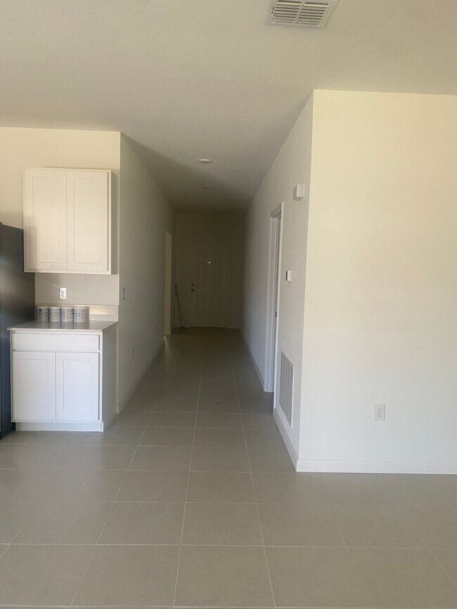 Foto del edificio - 4 Bed 2 Full Bath Single Family Home Available in SE Palm Bay FL!