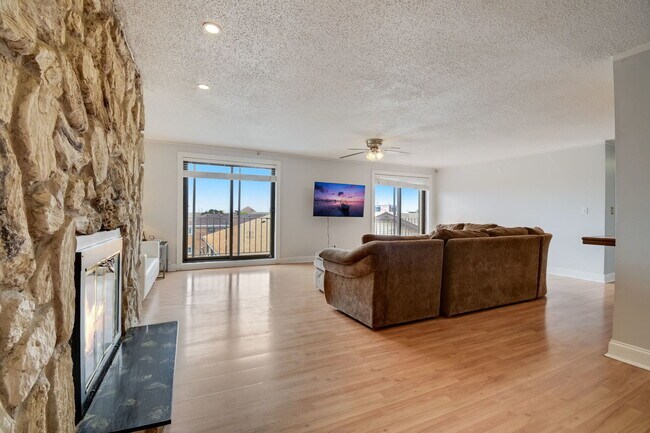 Building Photo - 9815 Lawrence Ct