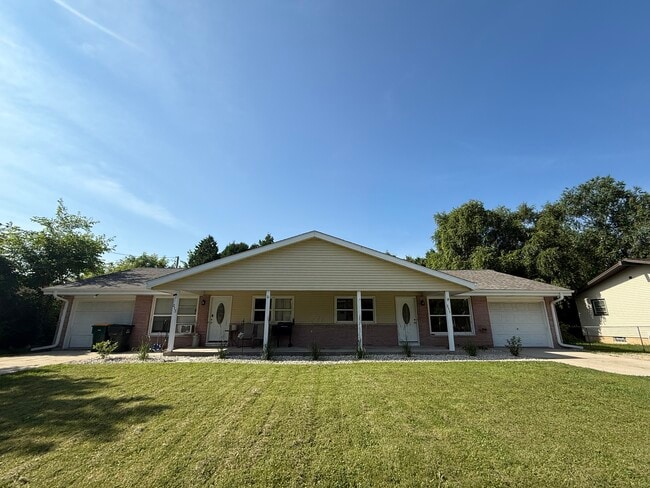 Building Photo - 211 E Paradise Dr