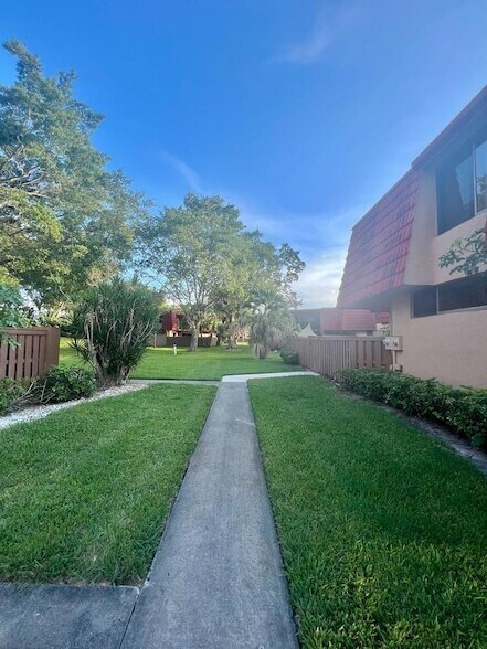 Foto del edificio - 8099 Severn Dr