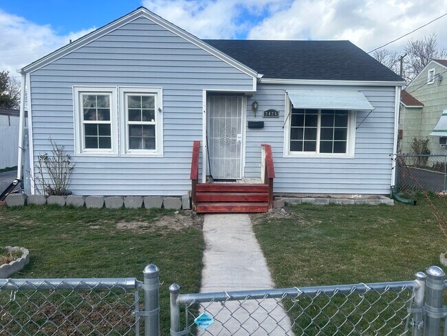 Building Photo - 2425 White Ave