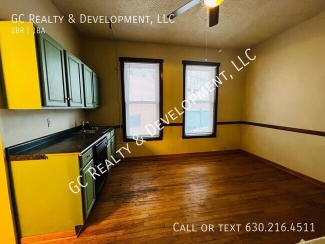 Building Photo - ** WRIGLEYVILLE 2 BR / 1 BATH / HARDWOOD F...