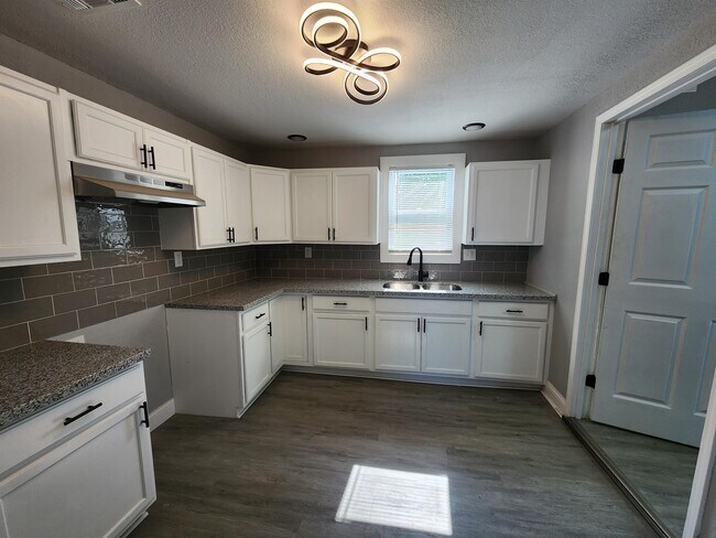 Foto del edificio - 3101 E 23rd St