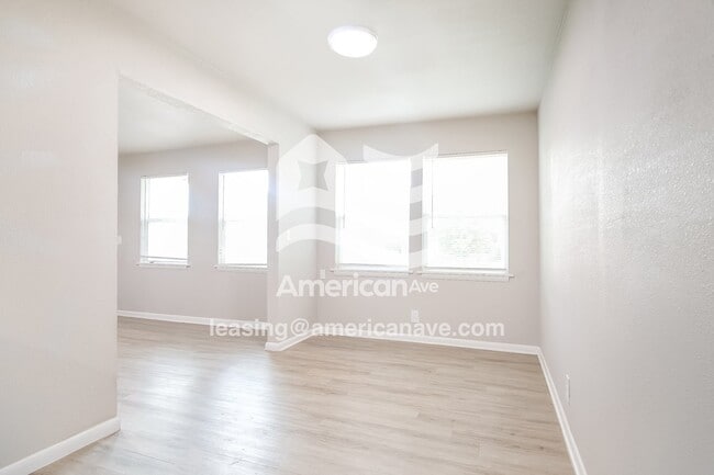 Building Photo - 9 E 49th Pl N