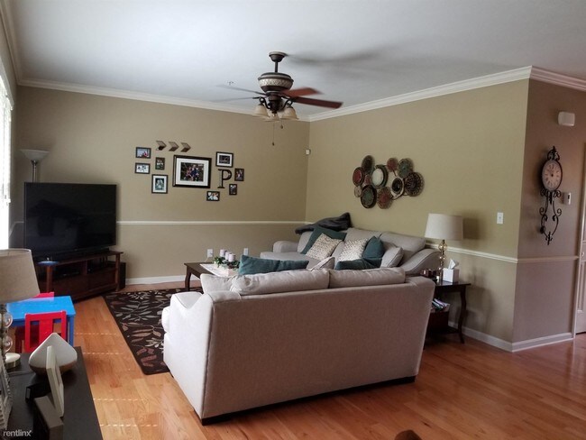 Building Photo - 3 br, 2.5 bath Townhome - 119 Shenot Rd