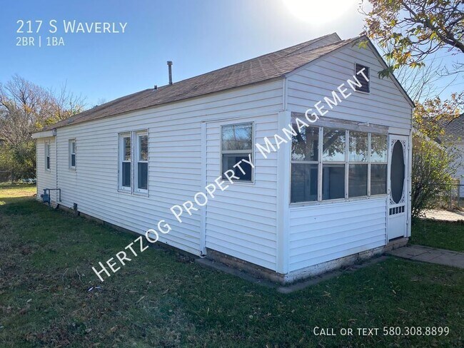 Building Photo - Cute 2 bedroom with a sun room!