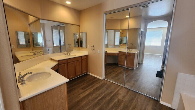 Foto del edificio - Gorgeous 5 Bedroom w/ Downstairs bedroom! ...