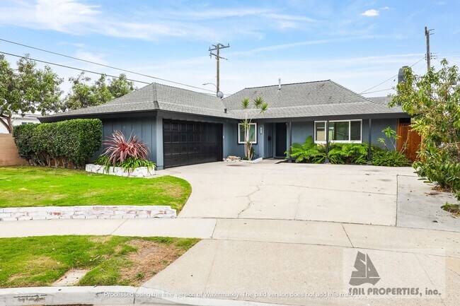 Building Photo - Gorgeous Home minutes to the Beach!
