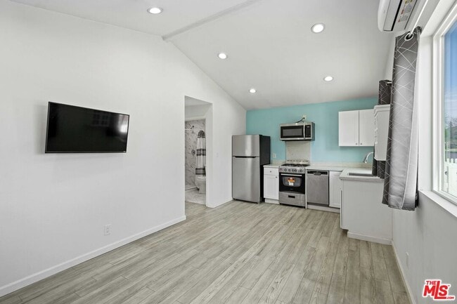 Foto del edificio - 6723 Sheltondale Ave