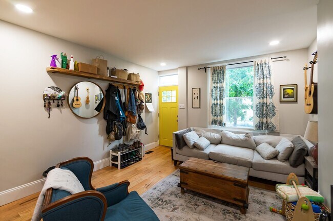 Building Photo - Two Bed East Kensington Townhouse