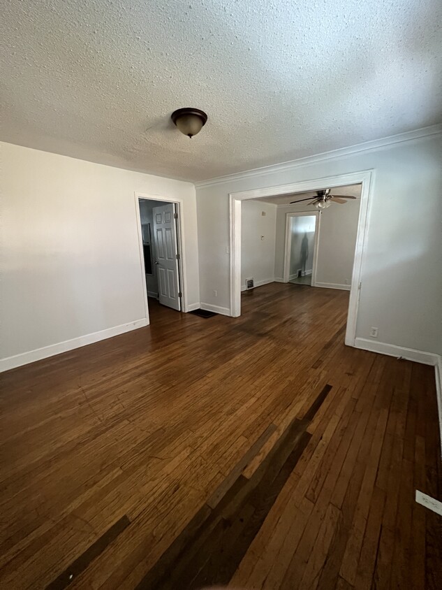 Large living room - 5103 Forest Ave