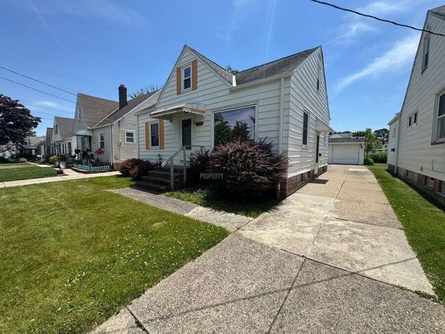 Building Photo - 6227 Traymore Ave