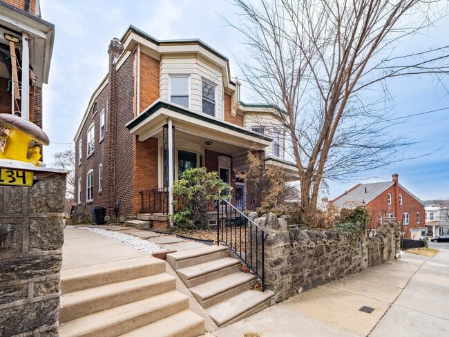 Building Photo - 132 Lauriston St