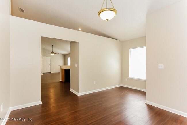Building Photo - 8566 Maple St
