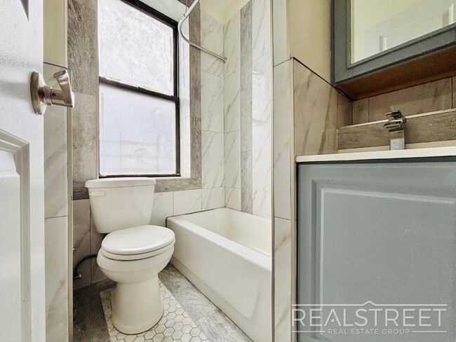 Foto del edificio - Large 2 bedroom on a Picturesque Tree-Line...