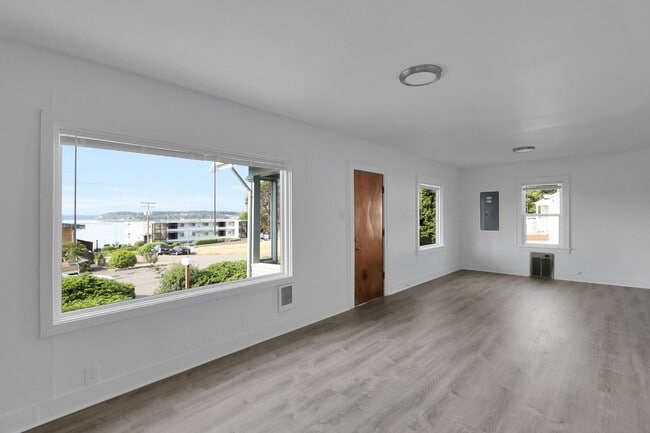 Building Photo - 2 Bed 2 Bath - Harbor View - Landscaping I...