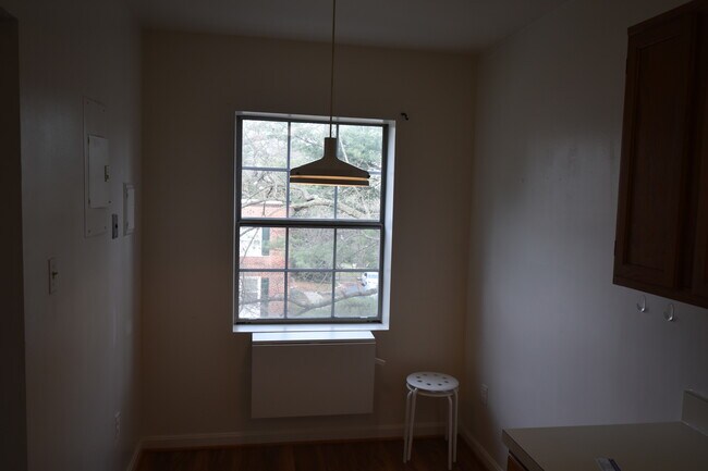 Photo - Colonial Village Key Blvd Apartment