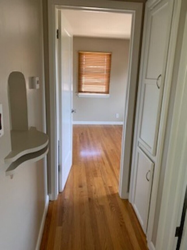 Building Photo - Cozy 4 bedroom house 1 3/4 bath with overs...