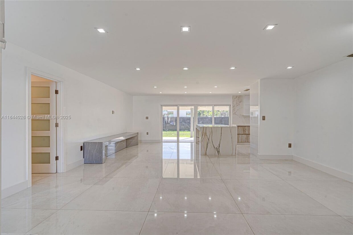 Primary Photo - 11580 SW 92nd St