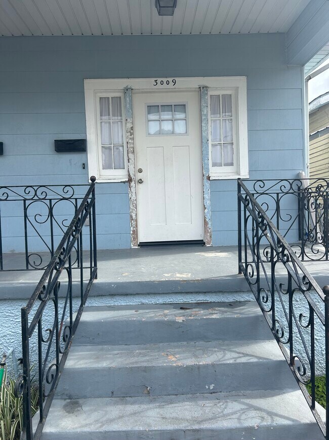Front Entrance - 3009 Audubon St