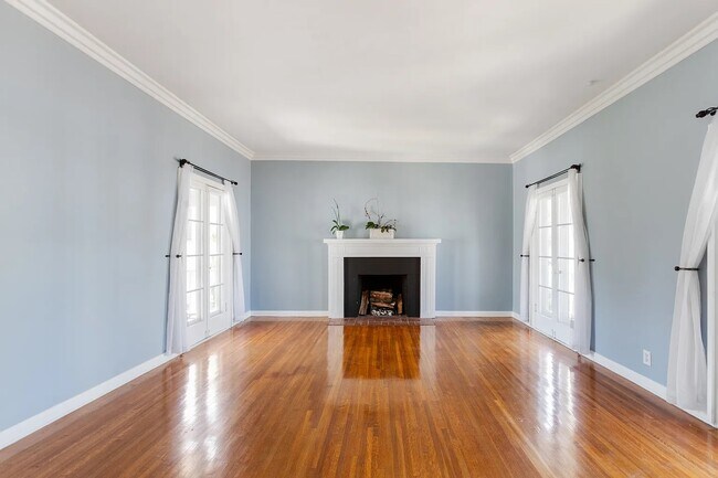 Sala de estar - 440 Canon S Dr