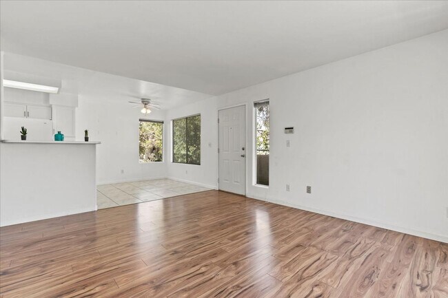 Foto del edificio - Bright, Modern 2 Bedroom Upstairs Condo, Community Pool, Gated, Covered Parking