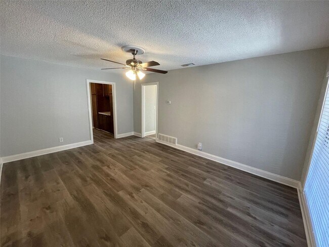 Building Photo - 3 BR/2BA | Single Family Home | Covered Patio | Additional Living room!