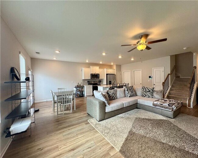 Foto del edificio - Beautiful Townhome Located at The Borough ...