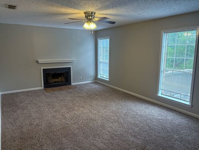 Building Photo - 3 Bedroom 2 Bath *Upstairs* Apartment in S...
