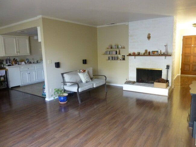 Building Photo - One Bedroom Condo