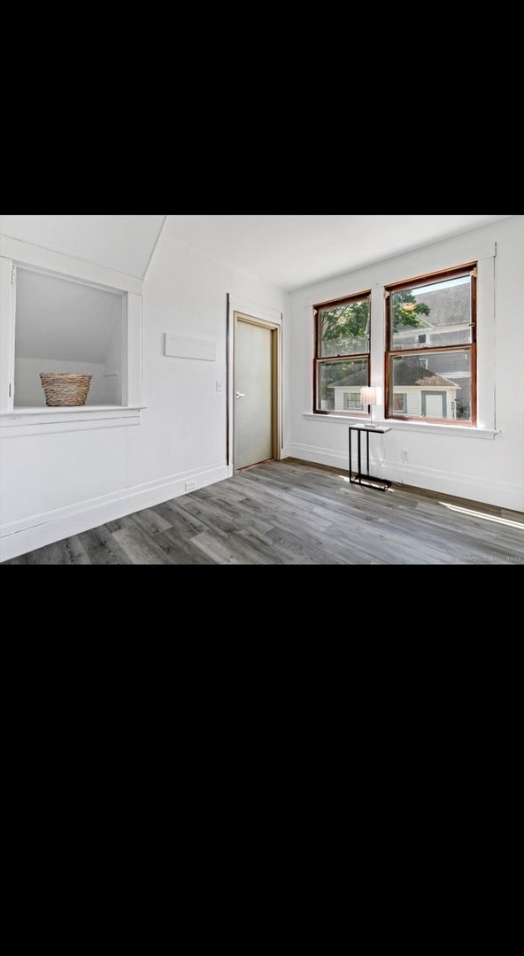Building Photo - OVERSIZED FIRST FLOOR 3 BEDROOM APARTMENT WITH WASHER/DRYER