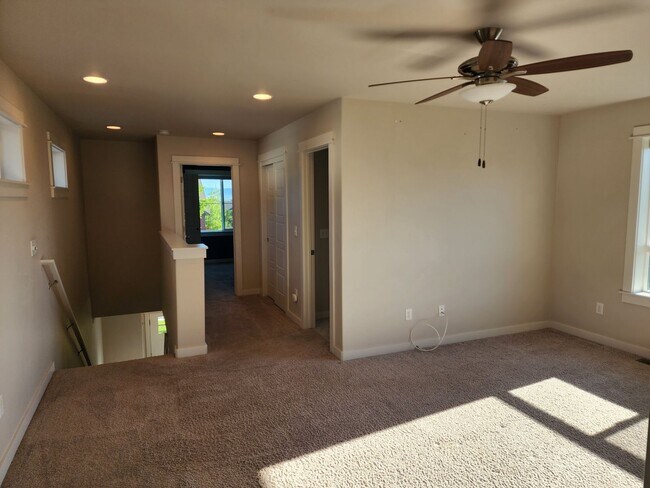 Building Photo - Beautiful Single Family Home!