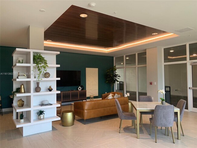 Foto del edificio - 890 N State Rd 7