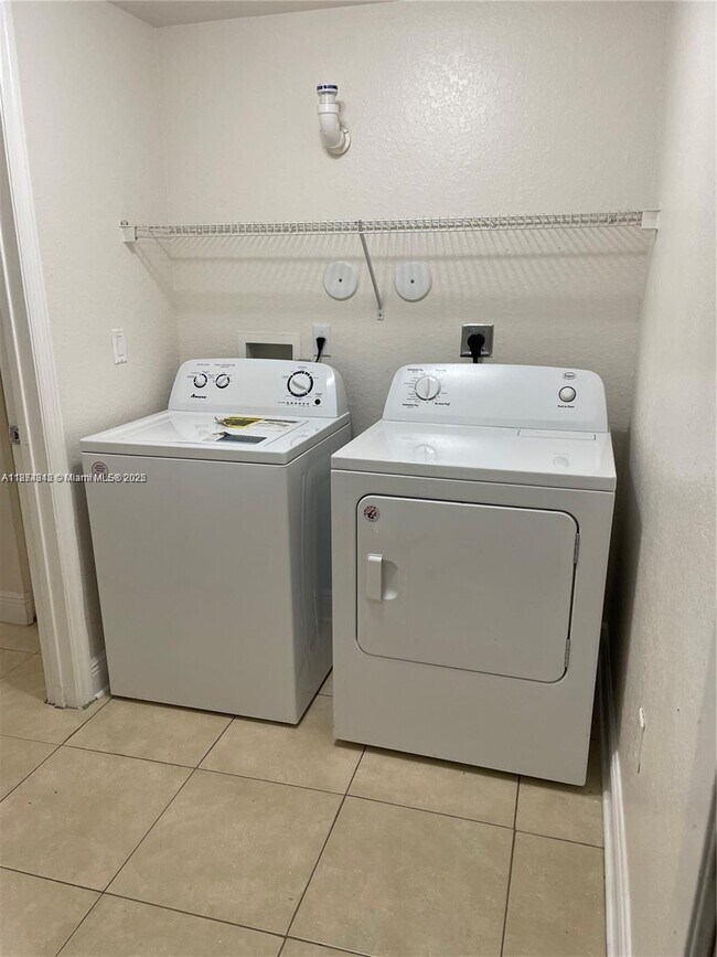 Foto del edificio - 6312 W Sample Rd