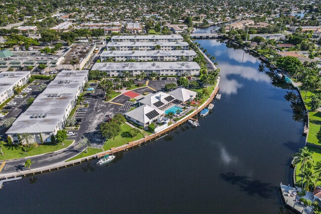 Foto del edificio - 120 Cypress Club Dr