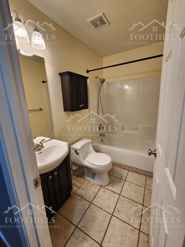 Foto del edificio - 438 Old Colony Rd